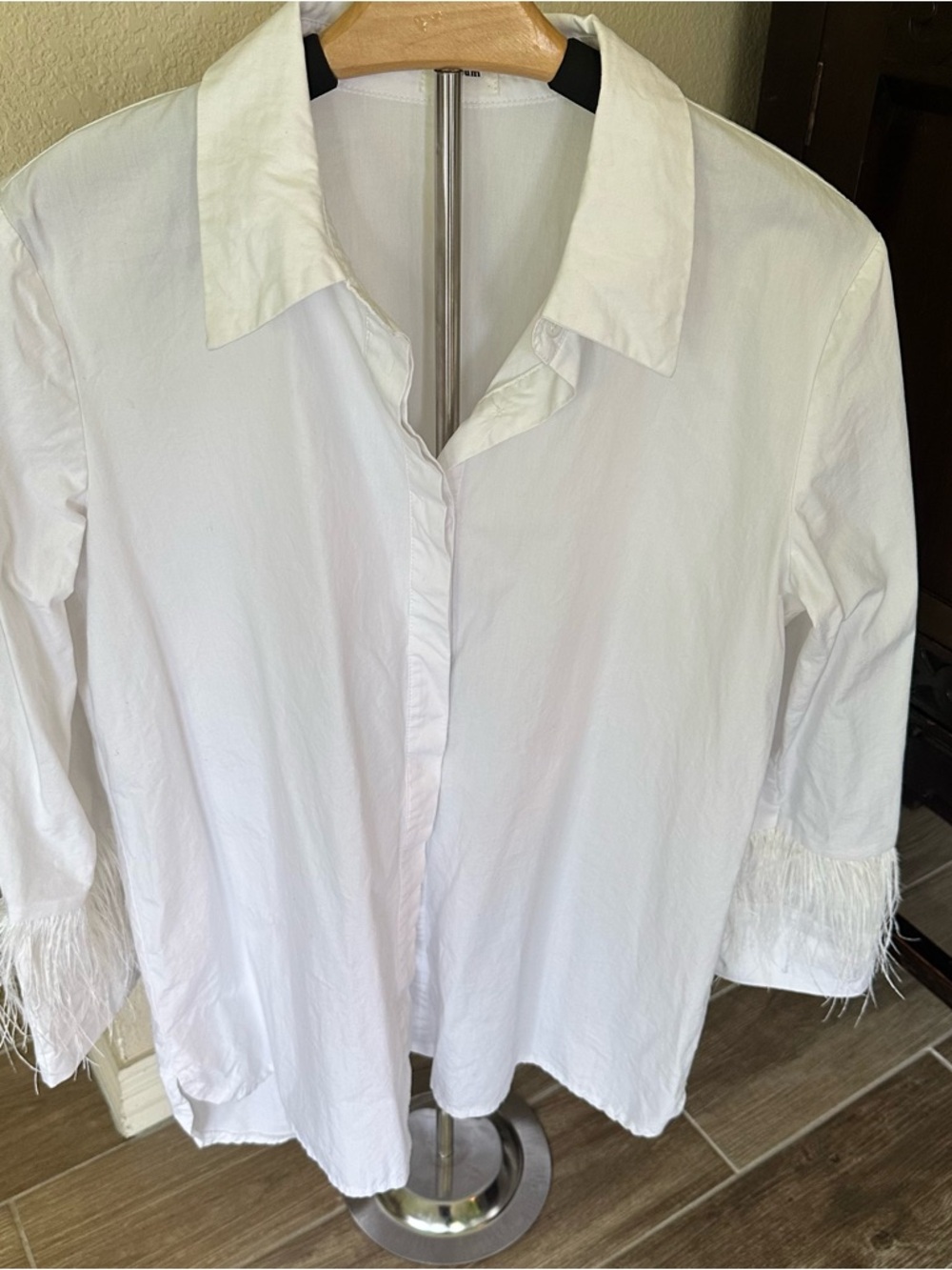 Aureum Women’s White Button-Front Shirt with Feather Trim size M - Picture 2 of 7